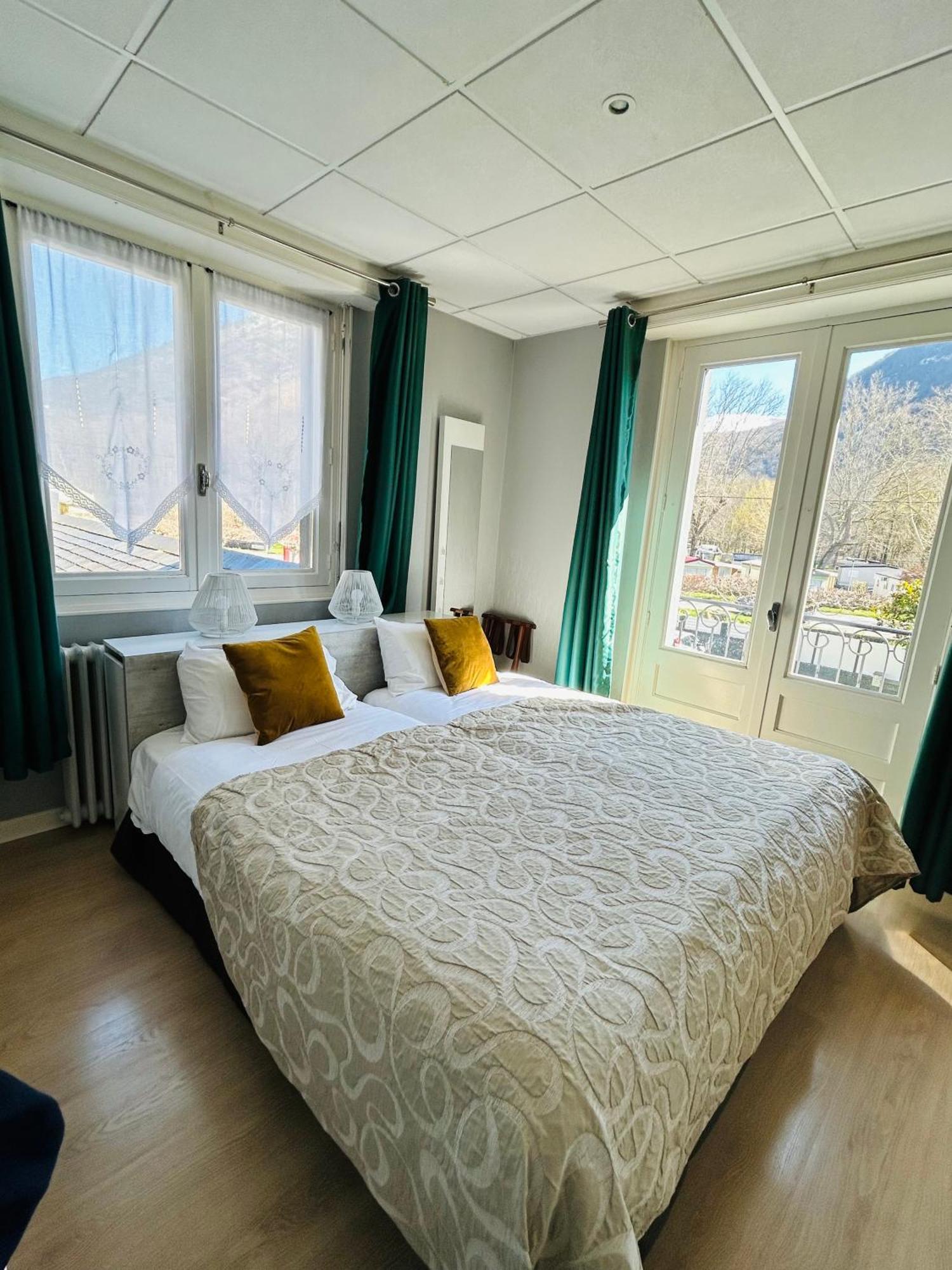 Logis Hotel L'Ayguelade Bielle Zewnętrze zdjęcie