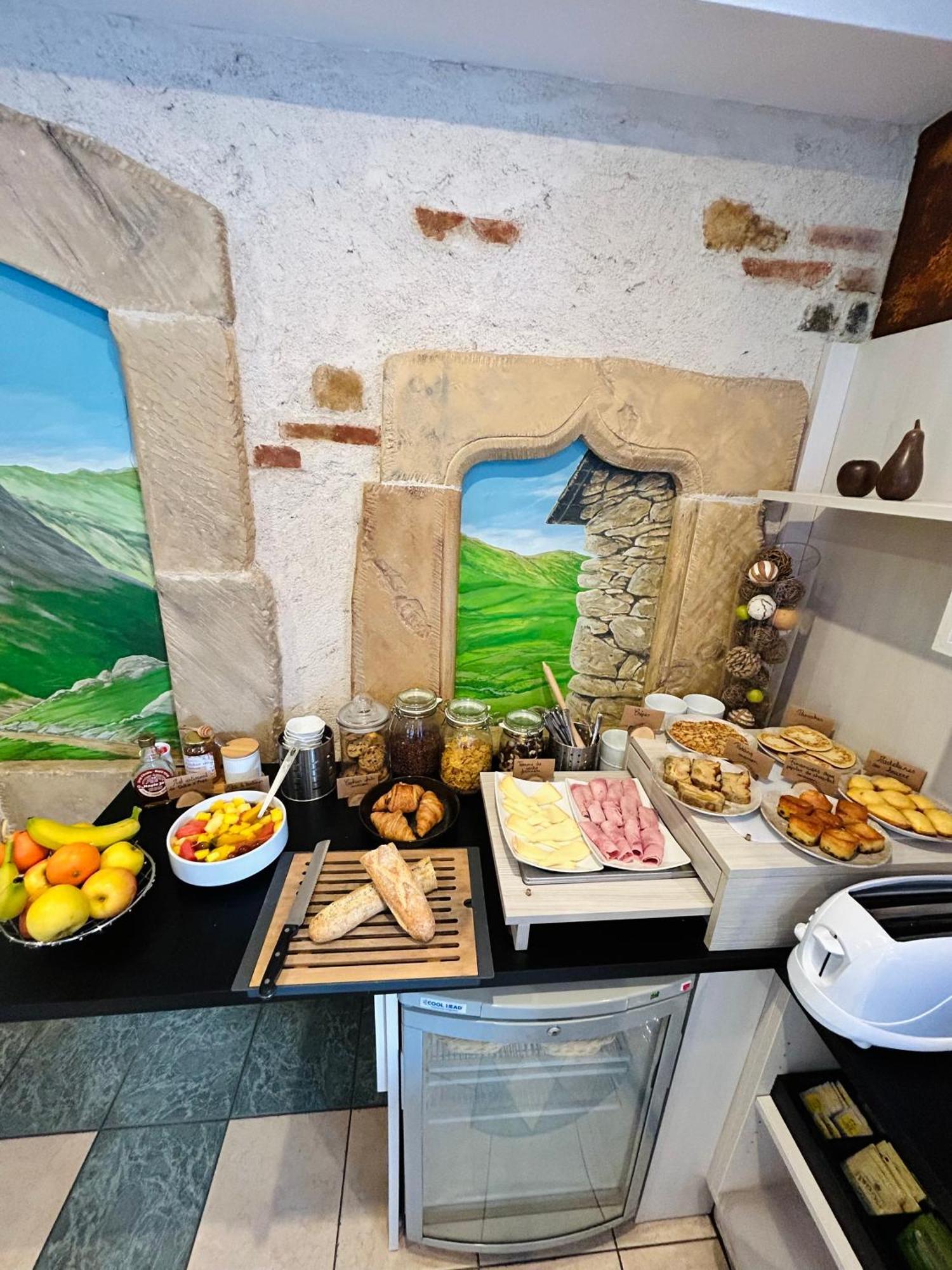Logis Hotel L'Ayguelade Bielle Zewnętrze zdjęcie