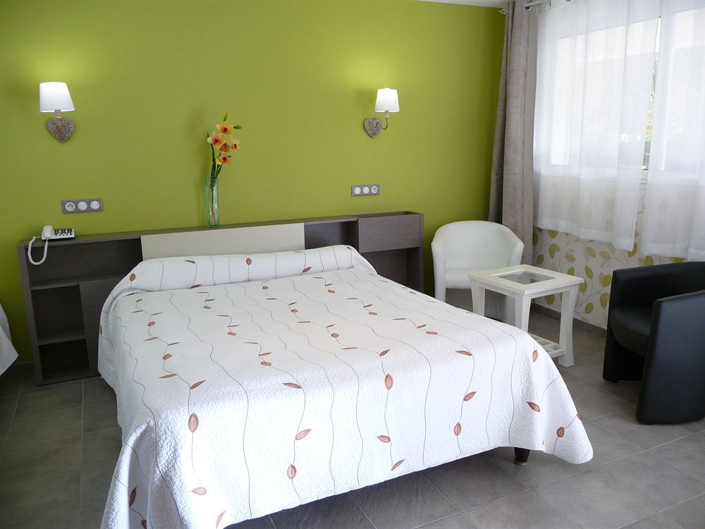 Logis Hotel L'Ayguelade Bielle Zewnętrze zdjęcie