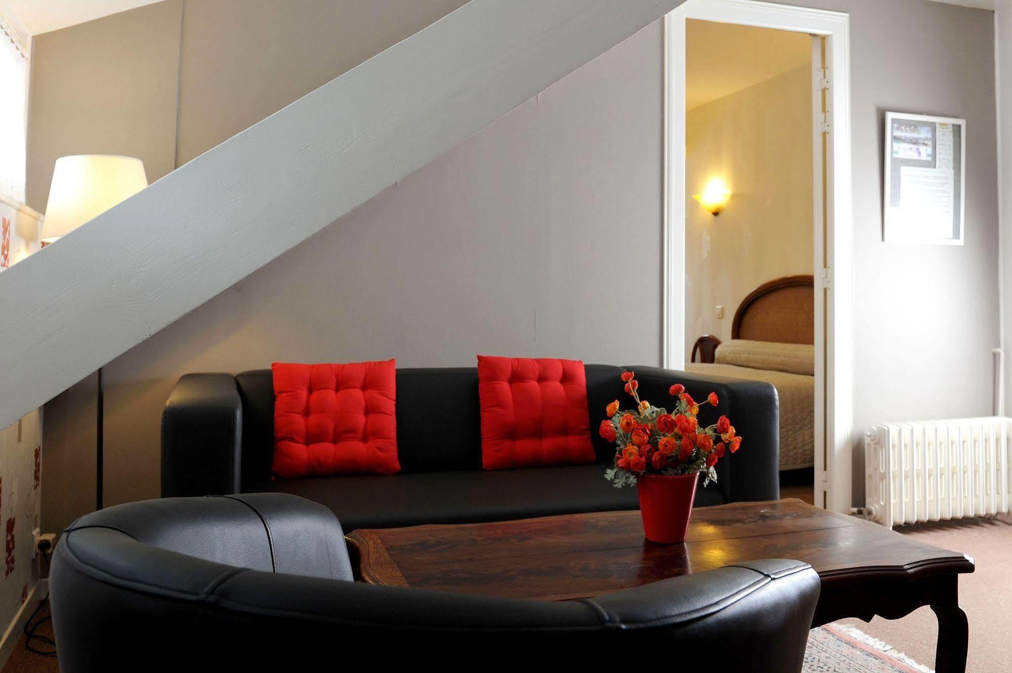 Logis Hotel L'Ayguelade Bielle Zewnętrze zdjęcie