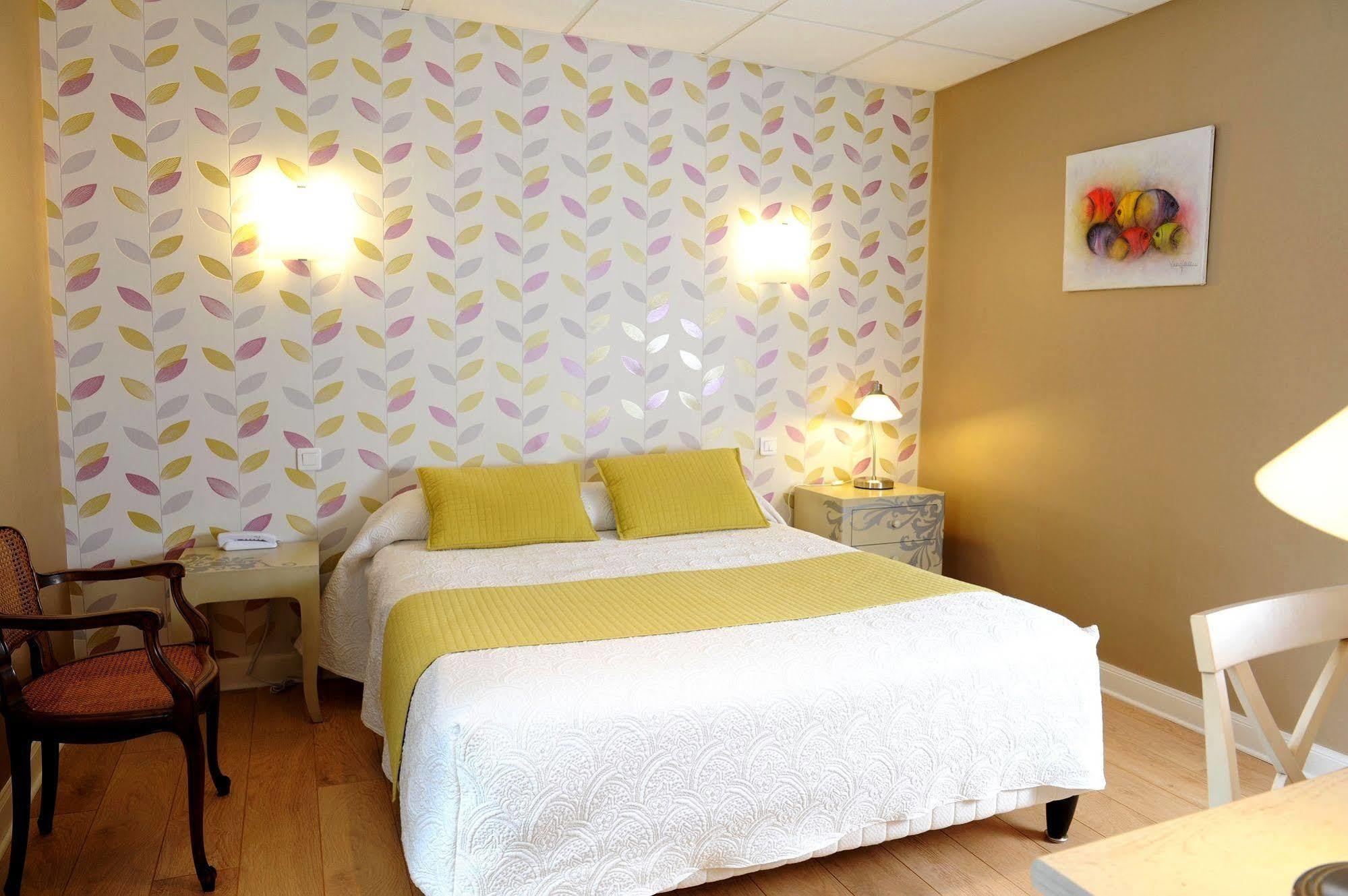 Logis Hotel L'Ayguelade Bielle Zewnętrze zdjęcie