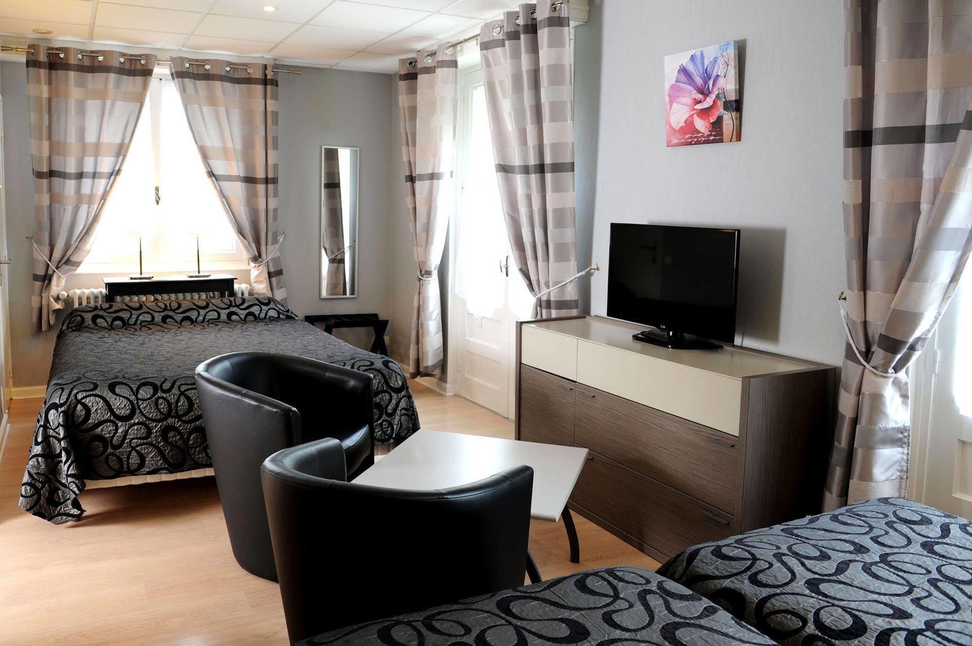 Logis Hotel L'Ayguelade Bielle Zewnętrze zdjęcie